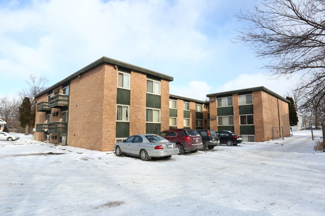 Green Oaks Apartments in Lansing, MI - Foto de edificio - Building Photo