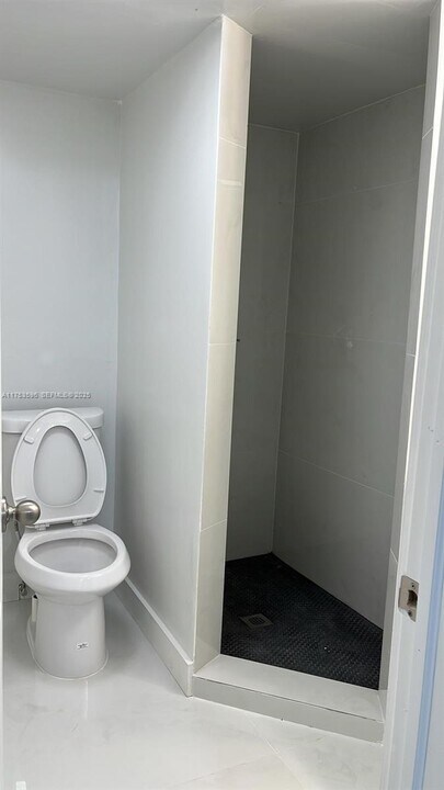 6051 Arthur St in Hollywood, FL - Building Photo