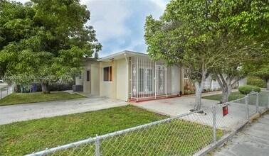 2656 SW 31st Ct in Miami, FL - Building Photo - Building Photo