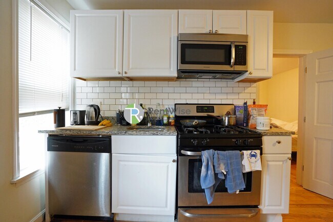 28 L St, Unit 2 in Boston, MA - Foto de edificio - Building Photo