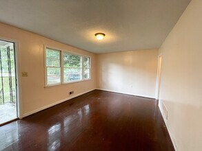 331 Woodberry Rd in West Columbia, SC - Foto de edificio - Building Photo