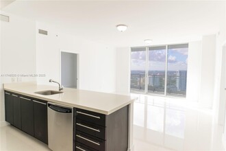 90 SW 3rd St, Unit # 3408 in Miami, FL - Building Photo - Building Photo