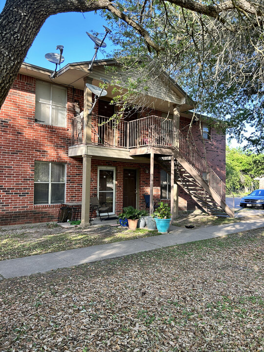 Southern Oak Apartments in Beeville, TX - Building Photo