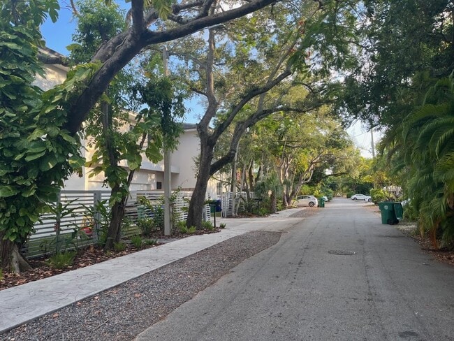 2589 Trapp Ave, Unit 2589 in Miami, FL - Foto de edificio - Building Photo