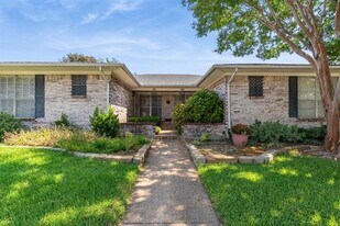 8318 Lullwater Dr in Dallas, TX - Building Photo