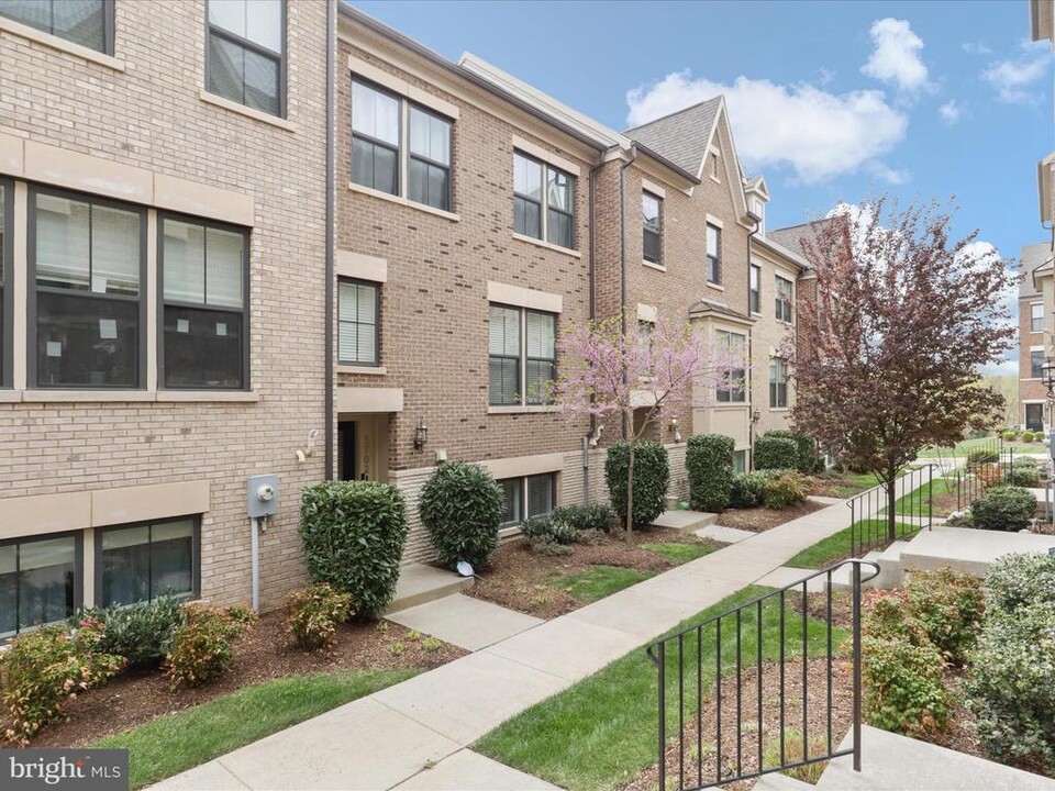 3702 Ambrose Hills Rd in Falls Church, VA - Foto de edificio