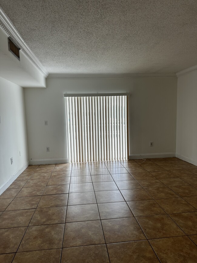 250 NW 107th Ave, Unit 211 in Miami, FL - Foto de edificio - Building Photo