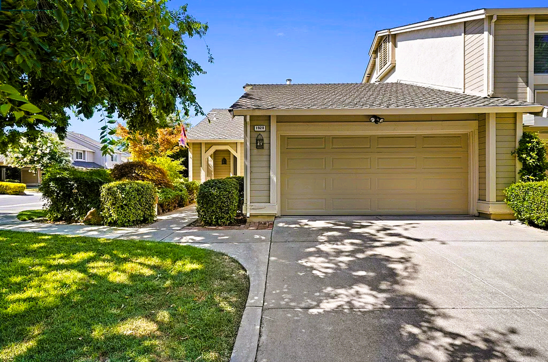 1928 Fiorio Cir in Pleasanton, CA - Foto de edificio