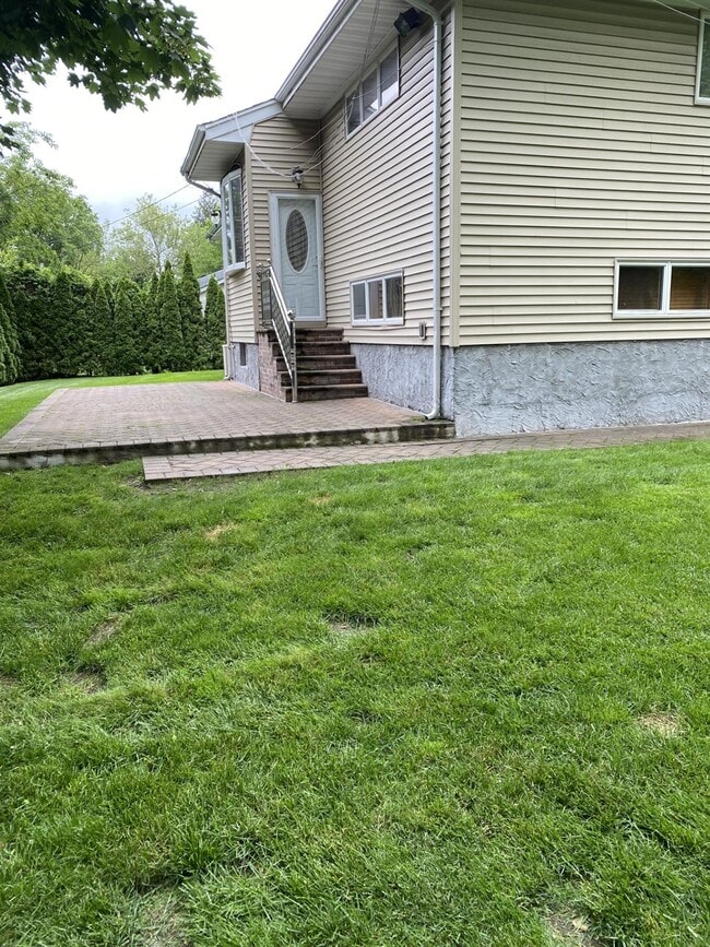 122 Ludwig Ln in East Williston, NY - Building Photo - Building Photo