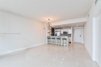 601 NE 36th St in Miami, FL - Foto de edificio - Building Photo