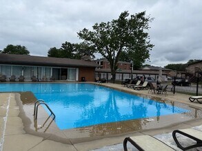 1810 W Hatherleigh Ct in Mount Prospect, IL - Building Photo - Building Photo