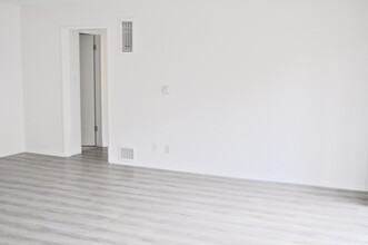 11815 Mayfield Ave in Los Angeles, CA - Foto de edificio - Building Photo