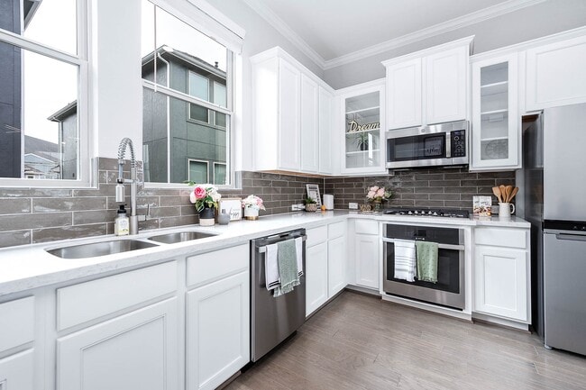 property at 2022 Groveland Glen Dr