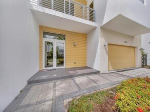 10081 NW 75th Terrace in Doral, FL - Building Photo - Building Photo