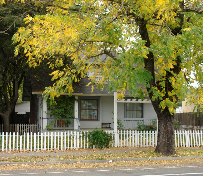 719 North St in Santa Rosa, CA - Foto de edificio - Building Photo