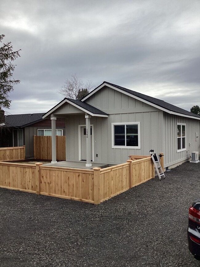 2155 NW 12th St in Redmond, OR - Building Photo - Building Photo