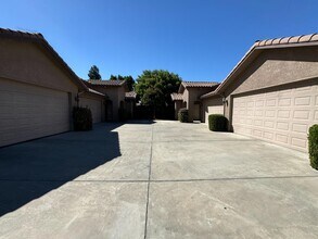 4703 W Clinton Ave in Fresno, CA - Foto de edificio - Building Photo