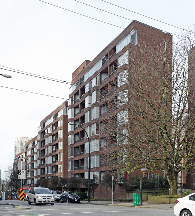 Anchor Point in Vancouver, BC - Building Photo