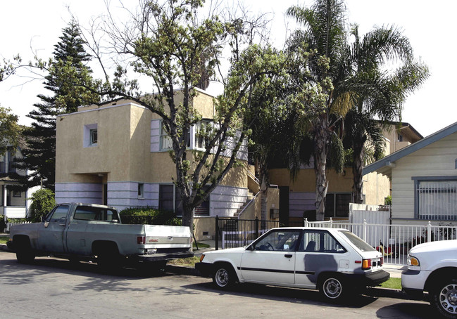 916-926 Chestnut Ave in Long Beach, CA - Building Photo - Building Photo