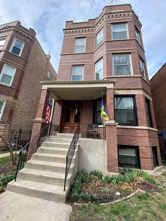2212 W Iowa St in Chicago, IL - Building Photo