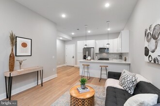 52 W Washington Ln, Unit 304 in Philadelphia, PA - Building Photo - Building Photo