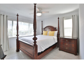 422 Julia Pl in Sarasota, FL - Building Photo - Building Photo