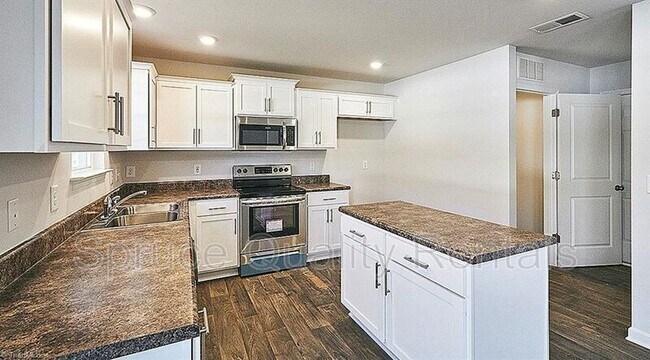 5015 Black Frst Dr in Greensboro, NC - Building Photo - Building Photo