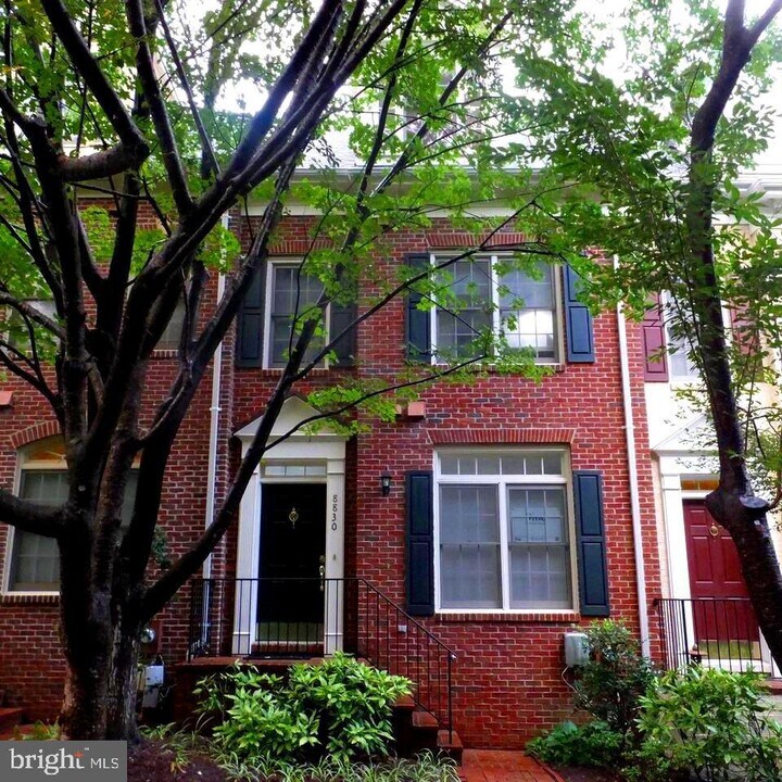 8830 Mansion View Ct in Vienna, VA - Building Photo