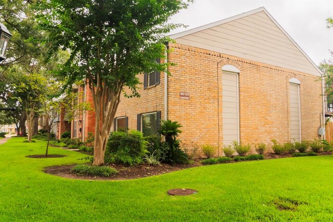 1679 W Sam Houston Pkwy S in Houston, TX - Foto de edificio - Building Photo