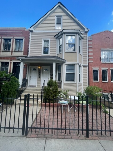 property at 2643 N Marshfield Ave