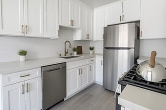 Spacious 1 & 2 Bedroom Apartments in Burbank, CA - Building Photo - Building Photo