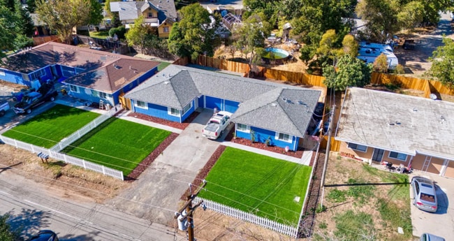 2051 Hudson Way in Sacramento, CA - Foto de edificio - Building Photo