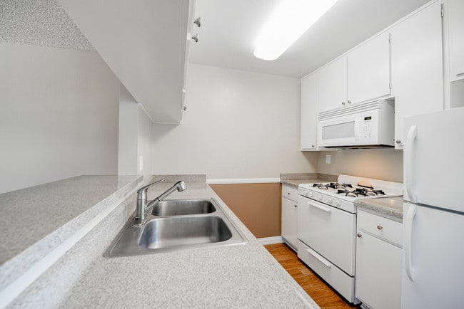 The Palms Apartments in Hawthorne, CA - Building Photo - Building Photo