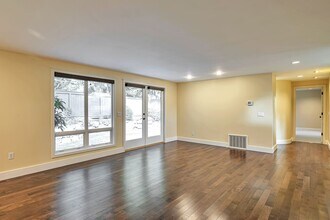 7622 NE 14th St in Medina, WA - Building Photo - Building Photo