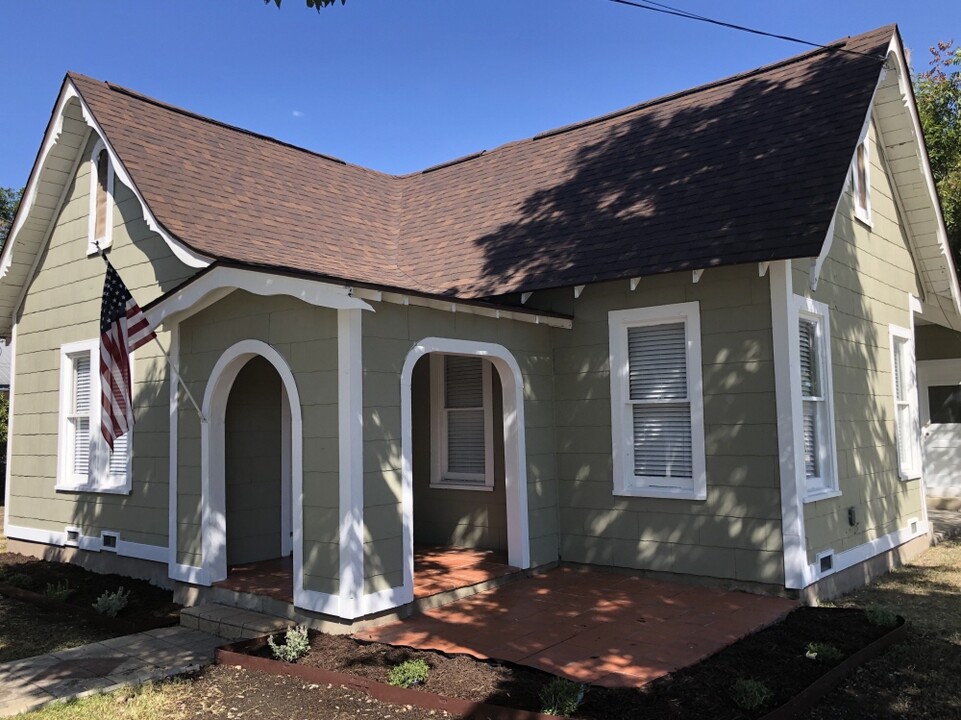 1075 W Coll St in New Braunfels, TX - Building Photo