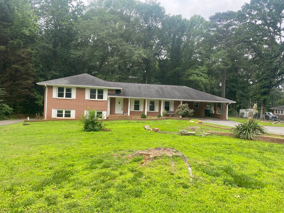 851 Rockbridge Rd SW in Lilburn, GA - Foto de edificio