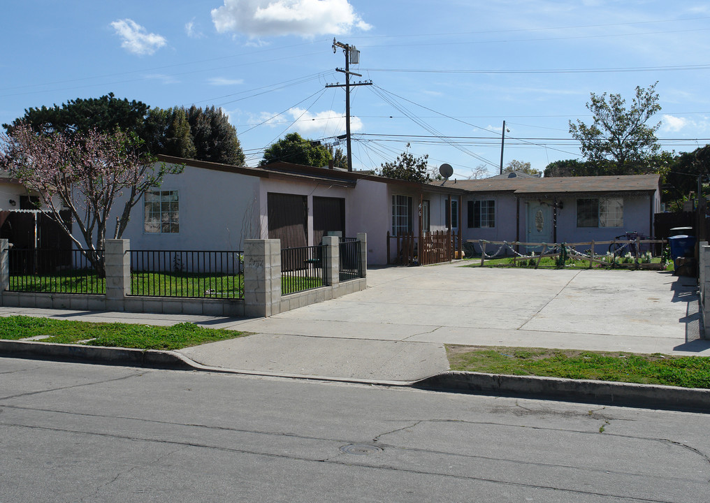 46-48 Raemere St in Camarillo, CA - Building Photo