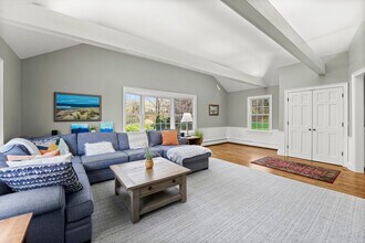 5 Holly Pl in Wilton, CT - Building Photo - Building Photo