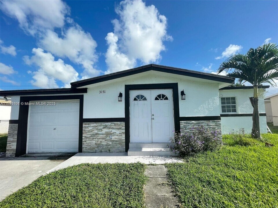 3151 NW 4th Pl-Unit -1 in Fort Lauderdale, FL - Building Photo