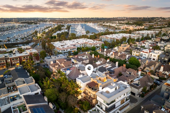 120 Mast Mall in Marina Del Rey, CA - Foto de edificio - Building Photo