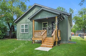 1742 Alabama St in Lawrence, KS - Building Photo - Building Photo