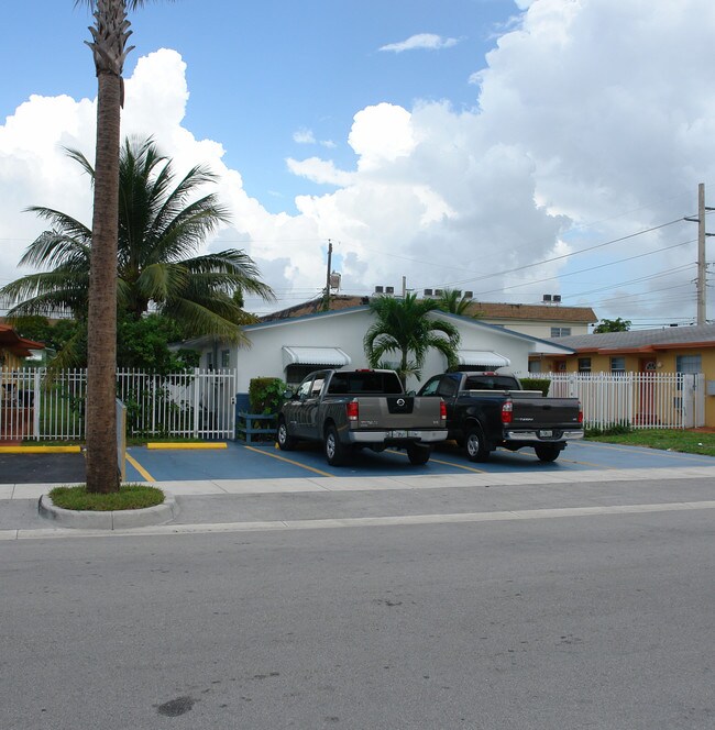 16040 NE 19th Ct in Miami, FL - Foto de edificio - Building Photo