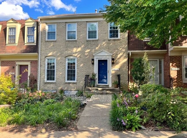 property at 4833 Carriagepark Rd