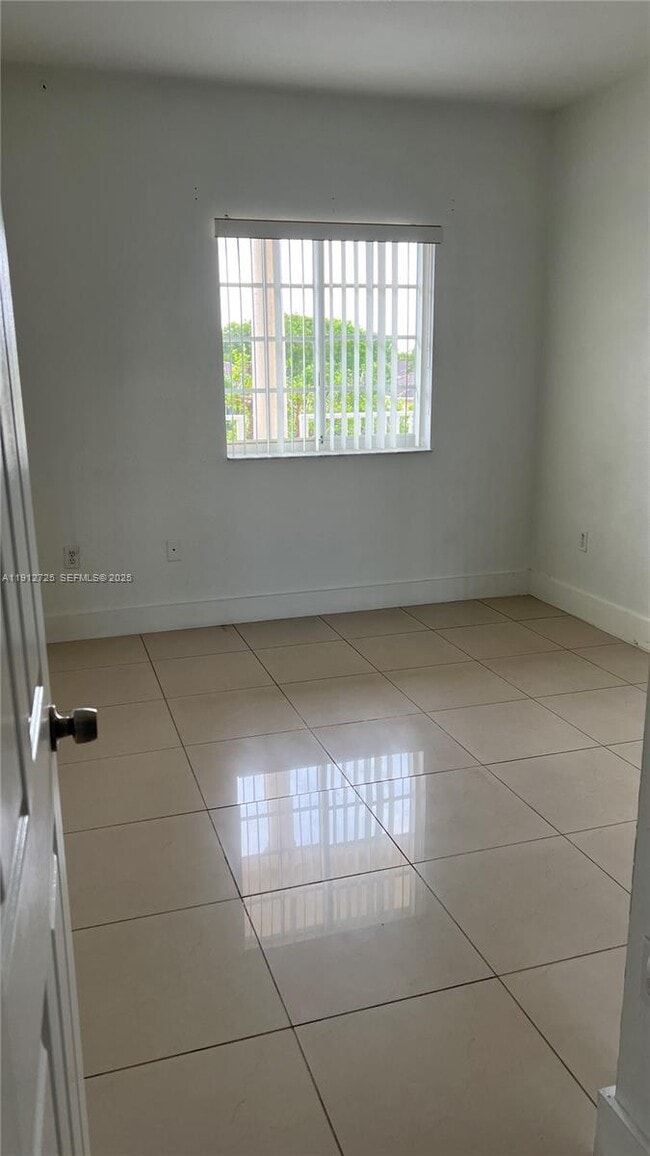 6940 NW 179th St in Hialeah, FL - Building Photo - Building Photo