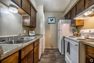 Royal Oaks Apartments in Lufkin, TX - Foto de edificio - Building Photo