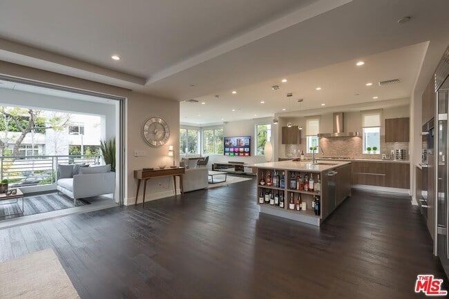 property at 450 N Palm Dr