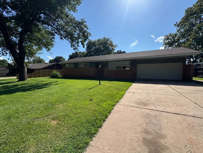 945 N Crestline Ave in Wichita, KS - Building Photo - Building Photo
