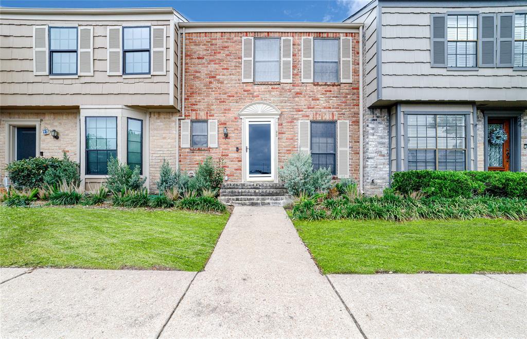7505 Memorial Woods Dr in Houston, TX - Foto de edificio