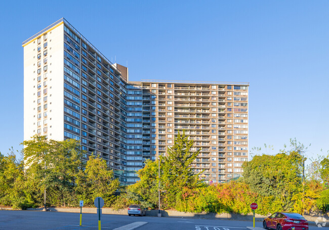 20540 Brian Cres in Bayside, NY - Foto de edificio - Building Photo