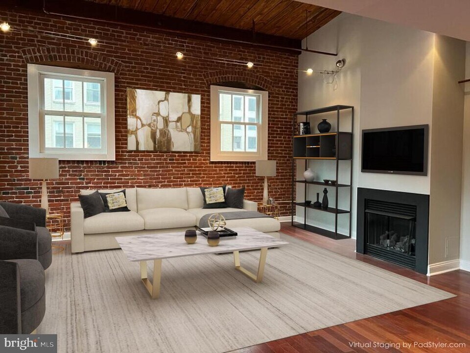 105 S 18th St in Philadelphia, PA - Building Photo